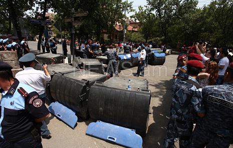 Armenian police unblock Baghramyan Avenue forcely, after 14 days of sit-in - PHOTOS